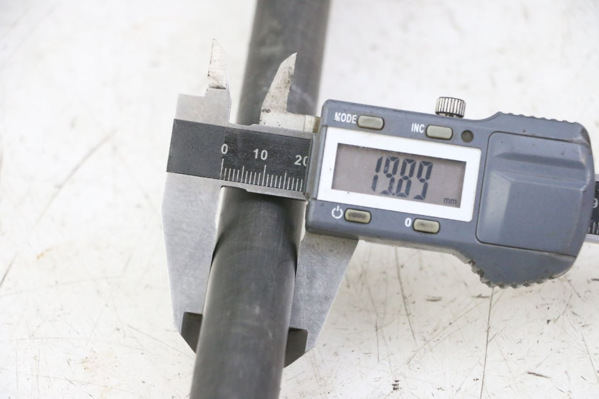 photo de EJE RUEDA TRASERO YAMAHA FZS FAZER 600 (2001 - 2003) - Otra perspectiva