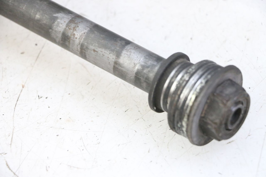 photo de EJE RUEDA TRASERO YAMAHA FZS FAZER 600 (2001 - 2003) - Primer plano técnico