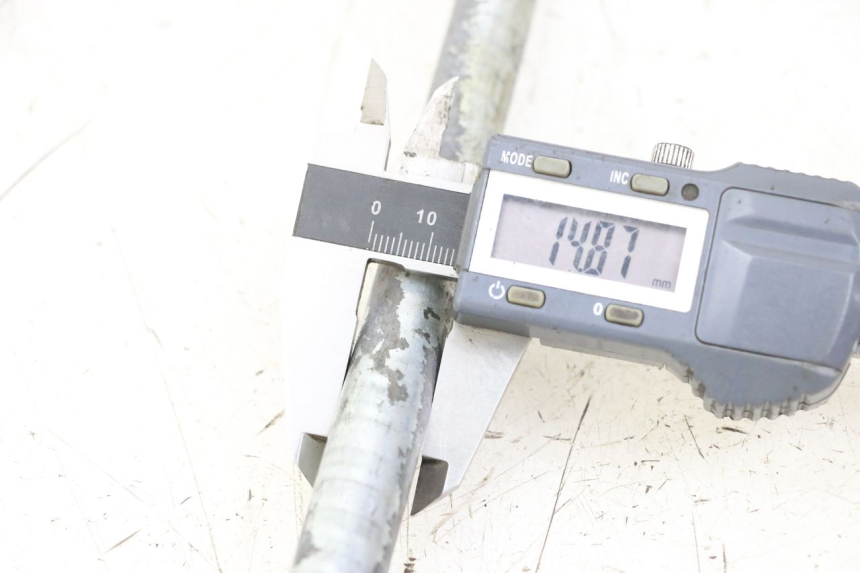 photo de EJE RUEDA TRASERO YAMAHA XVS DRAG STAR DRAGSTAR 650 (1997 - 2007) - Otra perspectiva