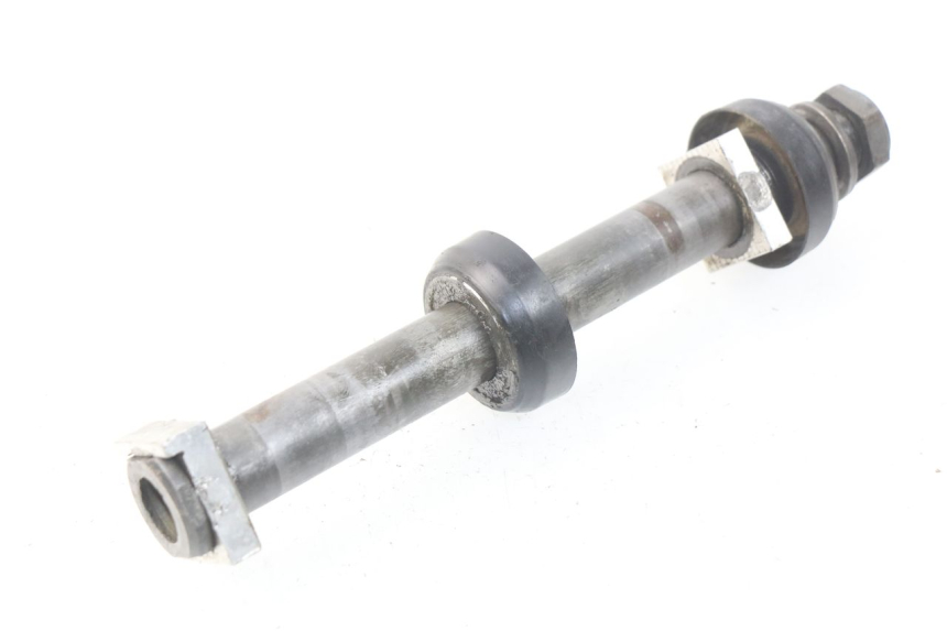 photo de EJE RUEDA TRASERO YAMAHA YZ-F YZF 250 (2014 - 2018) - Primer plano técnico
