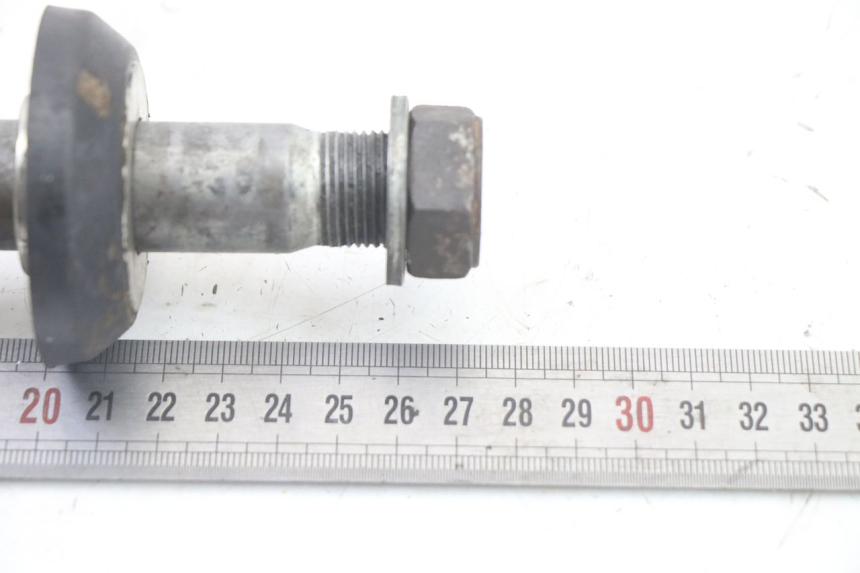 photo de EJE RUEDA TRASERO YAMAHA YZ-F YZF 250 (2007 - 2013) - Primer plano técnico