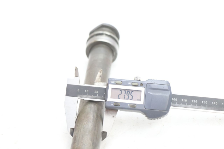photo de EJE RUEDA TRASERO YAMAHA YZF R GENESIS 750 (1993 - 1998) - Primer plano técnico