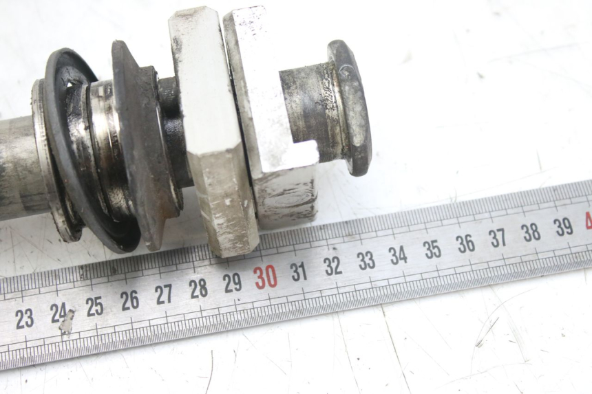 photo de EJE DE RUEDA TRASERA YAMAHA YZF R1 1000 (2007 - 2008) - Otra perspectiva