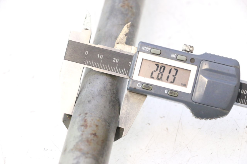 photo de EJE RUEDA TRASERO YAMAHA YZF R6 600 (2008 - 2009) - Zoom estado de uso