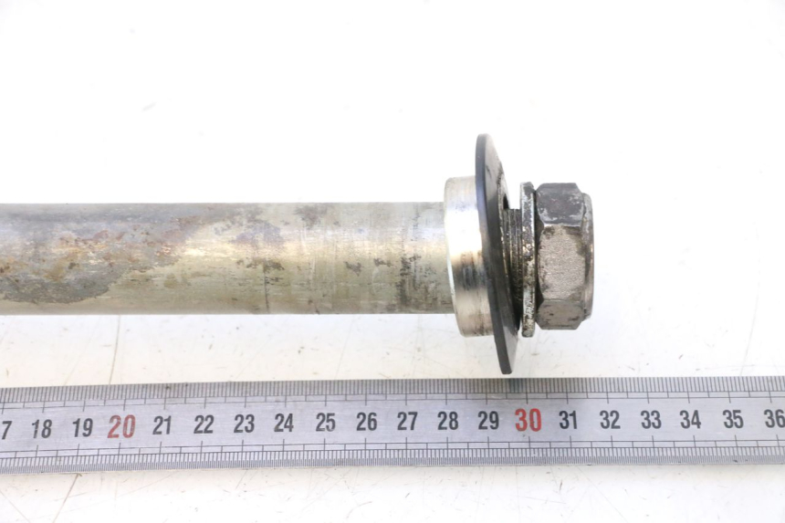 photo de EJE RUEDA TRASERO YAMAHA YZF R6 600 (2008 - 2009) - Primer plano técnico