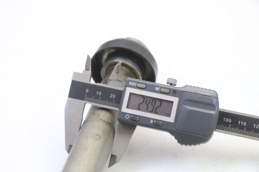 photo de EJE RUEDA TRASERO YAMAHA YZF YZ-F 450 (2014 - 2016) - Primer plano técnico