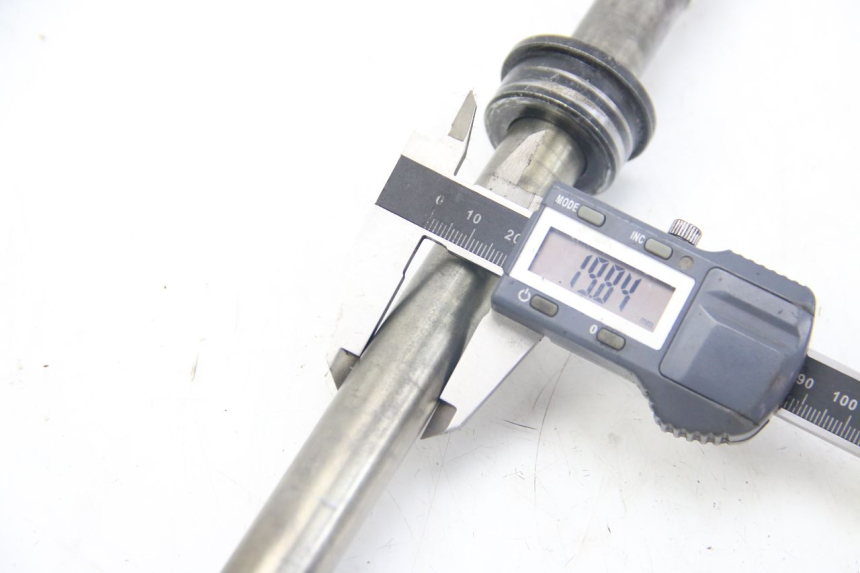 photo de EJE DE RUEDA TRASERA KAWASAKI Z ABS 1000 (2014 - 2020) - Detalle de la pieza