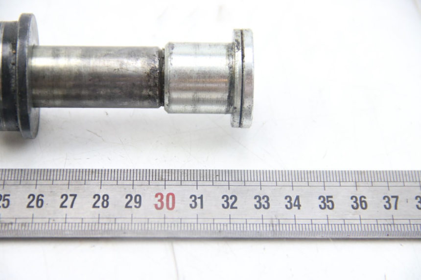 photo de EJE DE RUEDA TRASERA KAWASAKI Z ABS 1000 (2014 - 2020) - Primer plano técnico