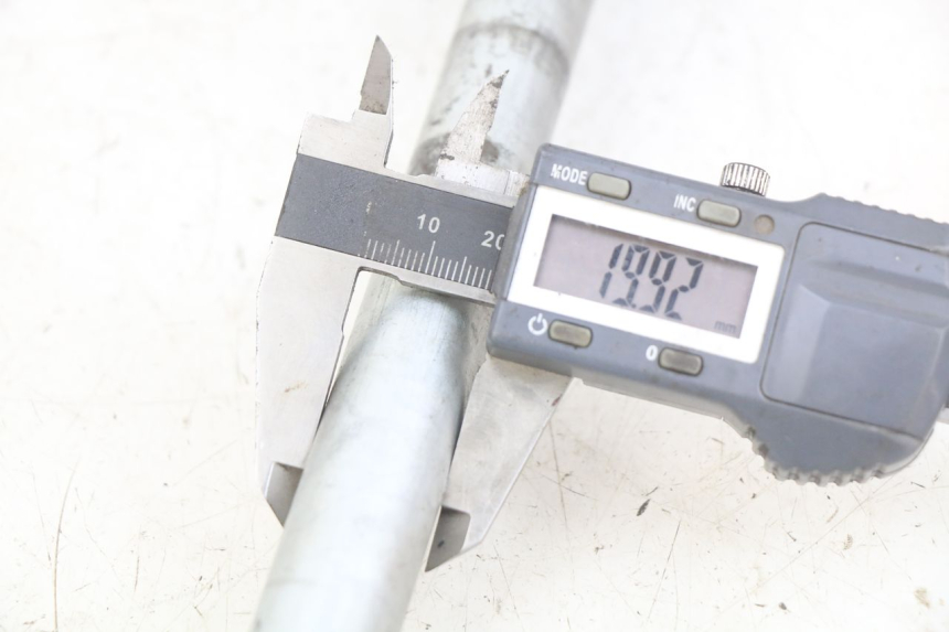 photo de EJE DE RUEDA TRASERA KAWASAKI Z 750 (2007 - 2013) - Otra perspectiva