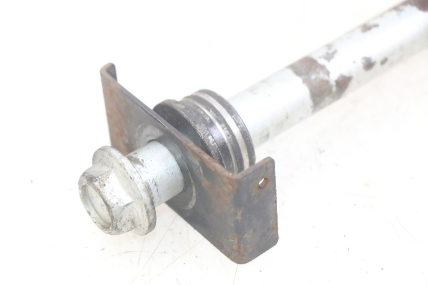 photo de EJE DE RUEDA TRASERA KAWASAKI Z 750 (2007 - 2013) - Primer plano técnico