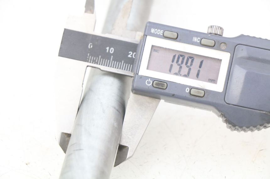 photo de EJE DE RUEDA TRASERA KAWASAKI ZR7 ZR-7 S 750 (1999 - 2004) - Otra perspectiva