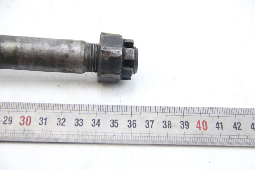 photo de EJE DE RUEDA TRASERA KAWASAKI ZX-6R ZX6R 600 (1995 - 1997) - Primer plano técnico