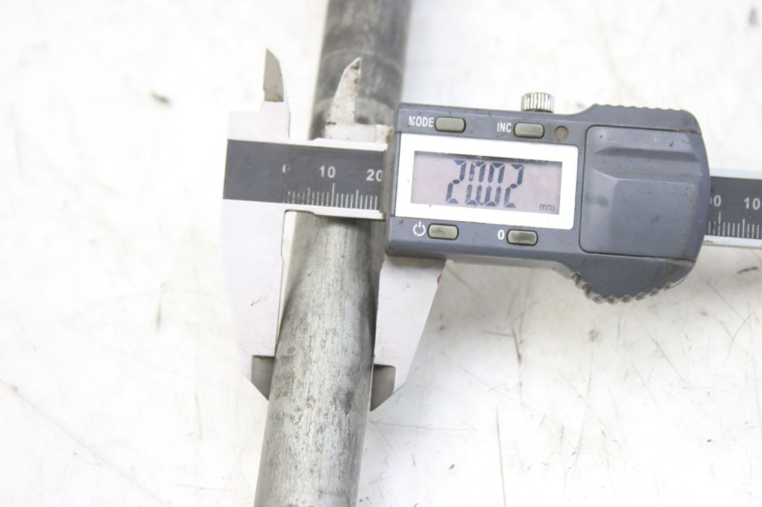 photo de EJE DE RUEDA TRASERA KAWASAKI ZX-6R ZX6R 600 (1995 - 1997) - Zoom estado de uso