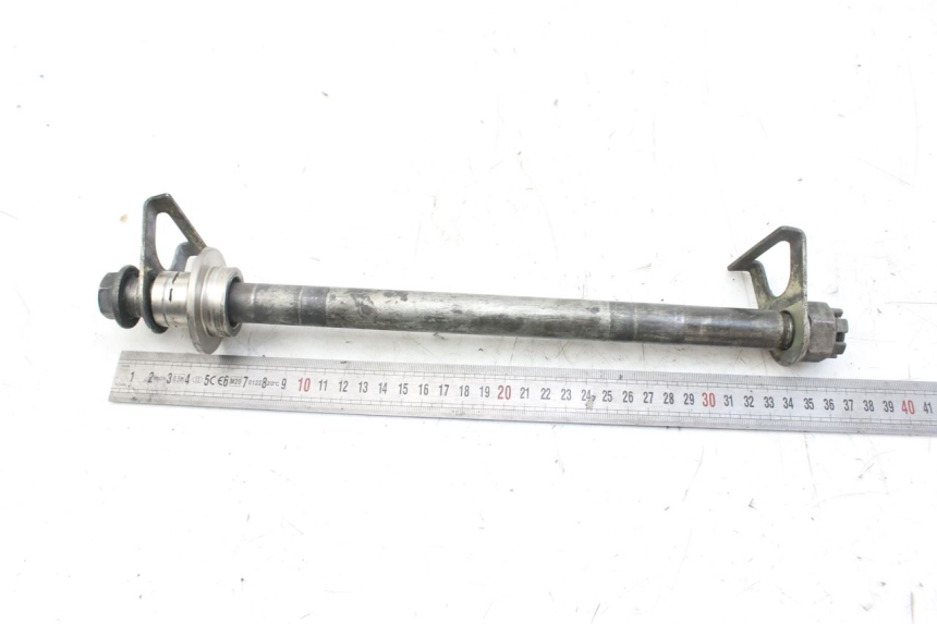 photo de EJE DE RUEDA TRASERA KAWASAKI ZX-6R ZX6R 600 (1995 - 1997) - Primer plano técnico