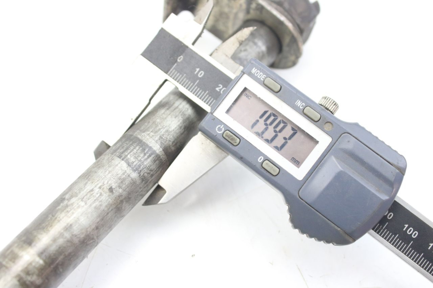 photo de EJE DE RUEDA TRASERA KAWASAKI ZZR 600 (1995 - 2004) - Zoom estado de uso