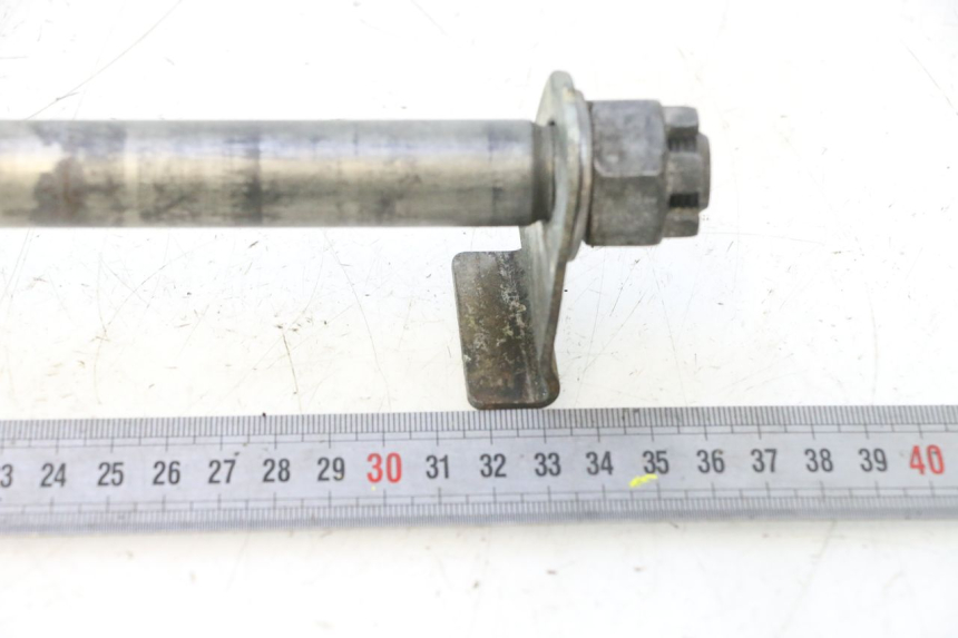 photo de EJE DE RUEDA TRASERA KAWASAKI ZZR 600 (1995 - 2004) - Primer plano técnico
