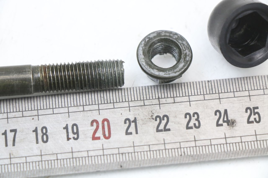 photo de EJE DE RUEDA DELANTERA E-MAX 80L 1 (2011 - 2014) - Zoom estado de uso