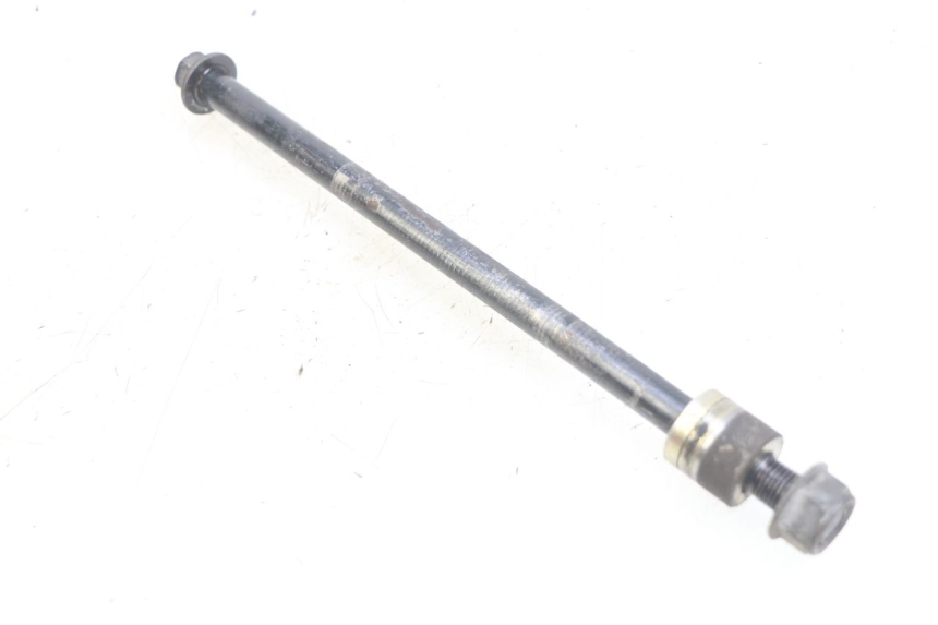 photo de EJE DE LA RUEDA DELANTERA KYMCO AGILITY 16+ 4T 50 (2018 - 2023) - Primer plano técnico