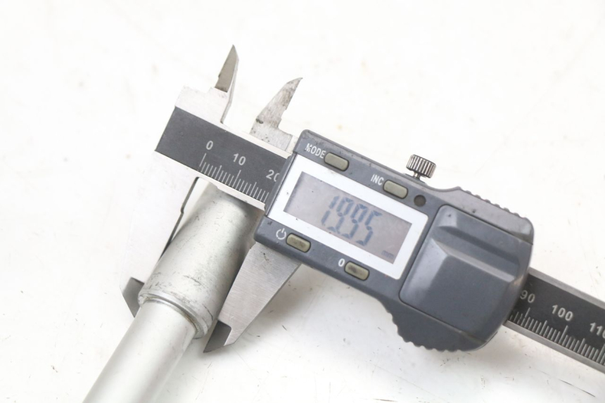 photo de EJE RUEDA DELANTERO APRILIA SR MOTARD 50 (2012 - 2018) - Primer plano técnico