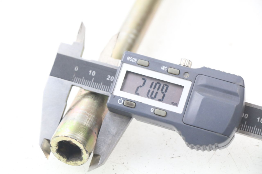 photo de EJE RUEDA DELANTERO HYOSUNG AQUILA GV 125 (2009 - 2016) - Detalle de la pieza