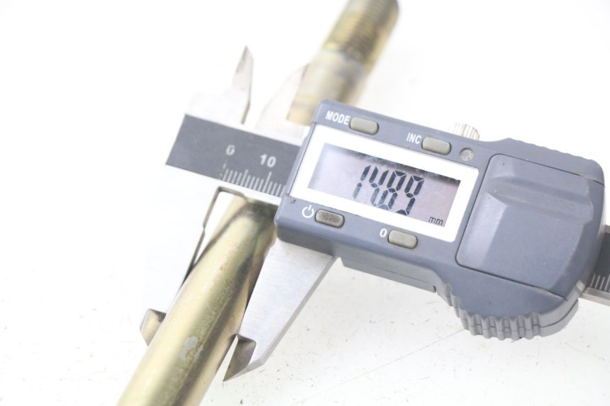 photo de EJE RUEDA DELANTERO HYOSUNG AQUILA GV 125 (2009 - 2016) - Zoom estado de uso