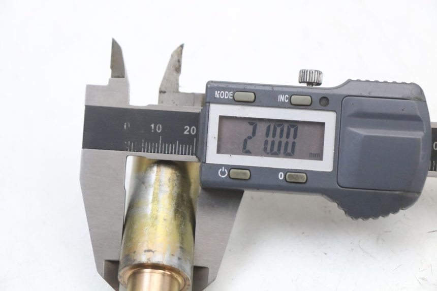 photo de EJE RUEDA DELANTERO HYOSUNG GV AQUILA 125 (2000 - 2009) - Otra perspectiva