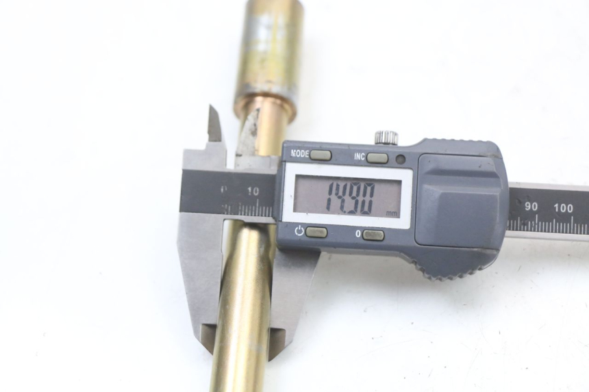 photo de EJE RUEDA DELANTERO HYOSUNG GV AQUILA 125 (2000 - 2009) - Primer plano técnico