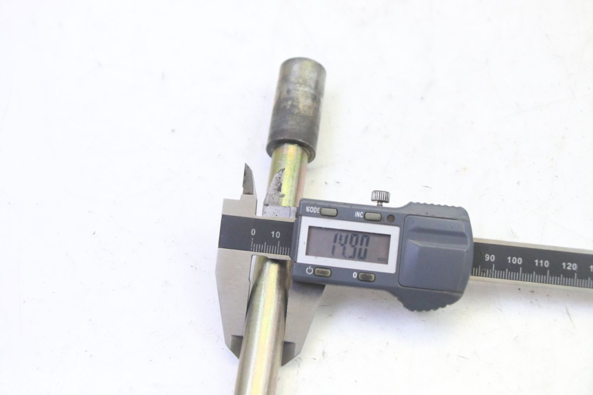 photo de EJE RUEDA DELANTERO HYOSUNG GV AQUILA 125 (2000 - 2009) - Primer plano técnico