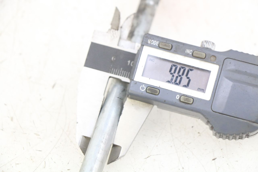 photo de EJE DE LA RUEDA DELANTERA MBK BOOSTER SPIRIT 50 (1999 - 2003) - Detalle de la pieza