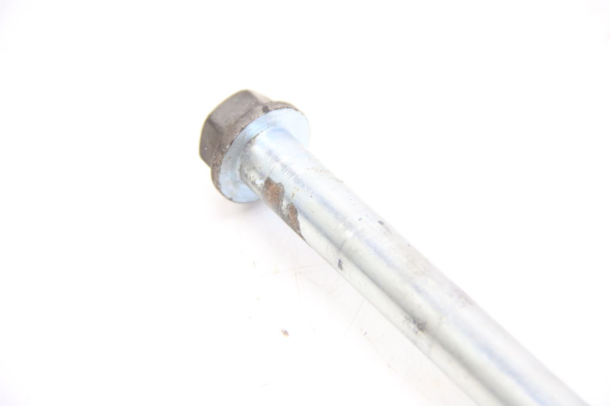 photo de EJE DE LA RUEDA DELANTERA DERBI BOULEVARD 50 (2009 - 2006) - Primer plano técnico