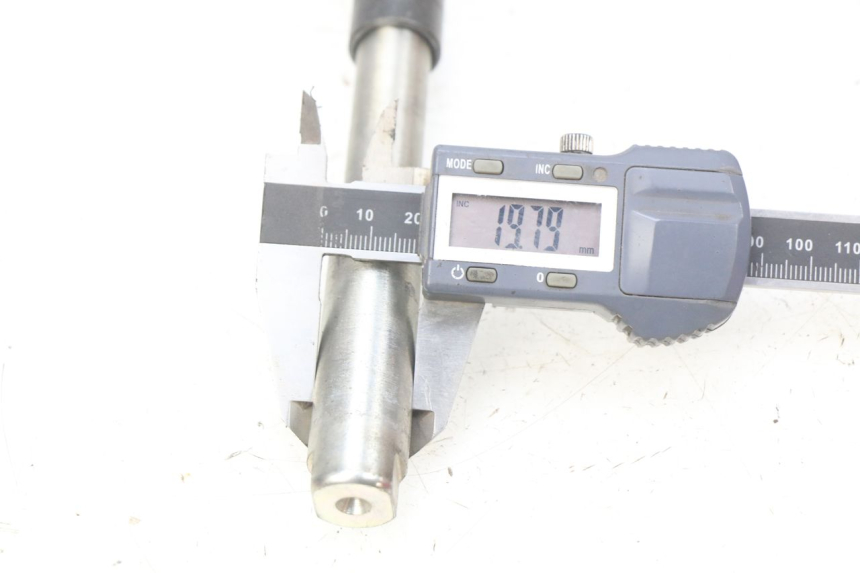 photo de EJE DE LA RUEDA DELANTERA ROYAL ENFIELD BULLET CLASSIC 500 (2017 - 2020) - Otra perspectiva