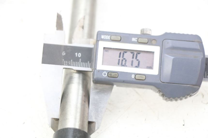 photo de EJE DE LA RUEDA DELANTERA ROYAL ENFIELD BULLET CLASSIC 500 (2017 - 2020) - Primer plano técnico