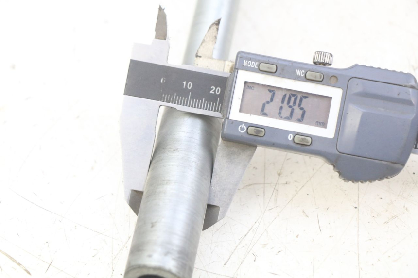 photo de EJE DE LA RUEDA DELANTERA SUZUKI BURGMAN 650 (2002 - 2004) - Detalle de la pieza