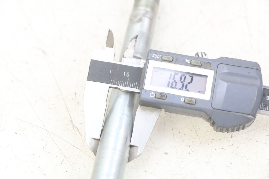 photo de EJE DE LA RUEDA DELANTERA SUZUKI BURGMAN 650 (2002 - 2004) - Zoom estado de uso