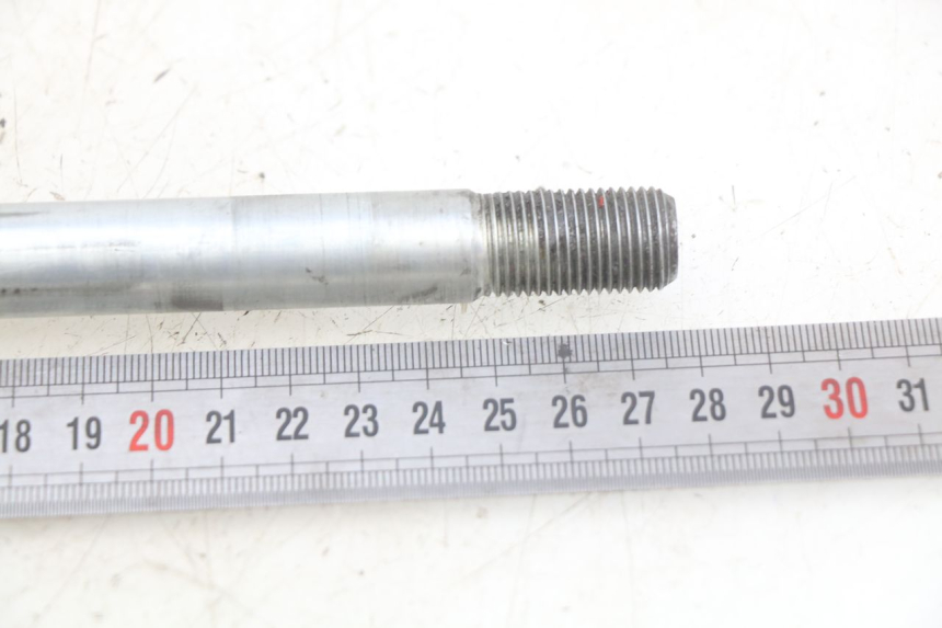 photo de EJE DE LA RUEDA DELANTERA SUZUKI BURGMAN 650 (2002 - 2004) - Primer plano técnico