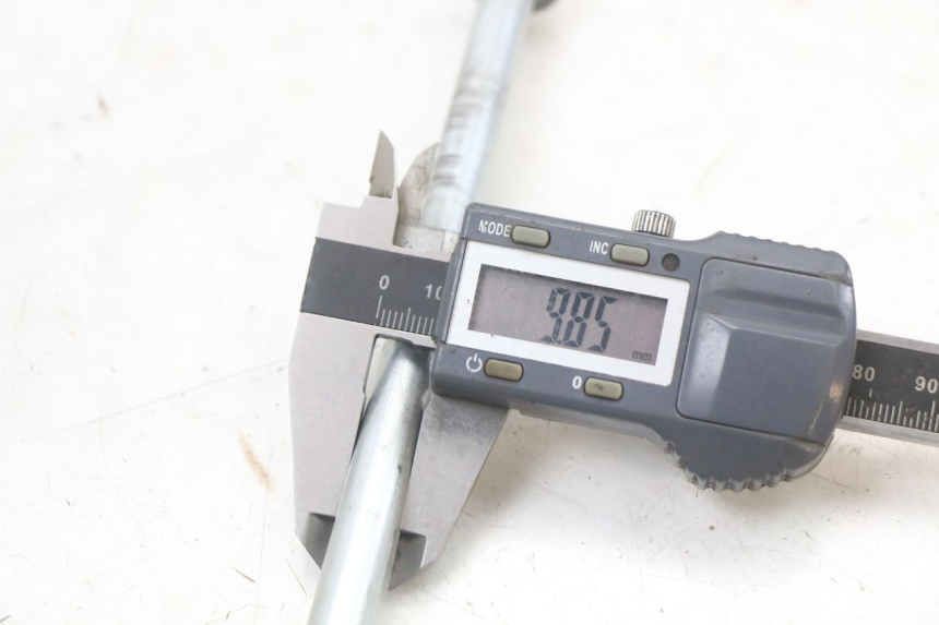 photo de EJE RUEDA DELANTERO YAMAHA BW'S 50 (2004 - 2017) - Otra perspectiva