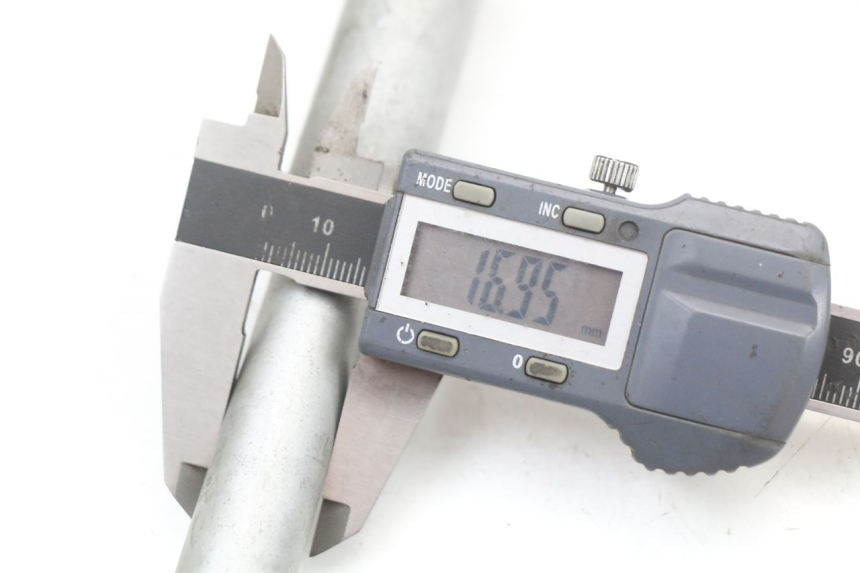 photo de EJE DE LA RUEDA DELANTERA BMW C1 125 (2000 - 2003) - Primer plano técnico