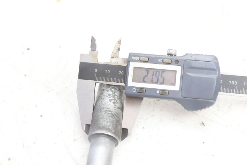 photo de EJE DE LA RUEDA DELANTERA BMW C1 125 (2000 - 2003) - Primer plano técnico