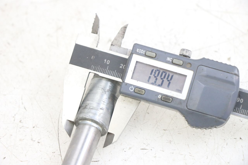 photo de EJE DE LA RUEDA DELANTERA HONDA CA REBEL 125 (1995 - 2001) - Otra perspectiva