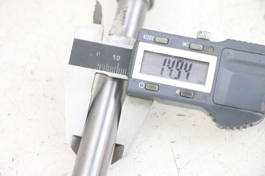 photo de EJE DE LA RUEDA DELANTERA HONDA CA REBEL 125 (1995 - 2001) - Primer plano técnico