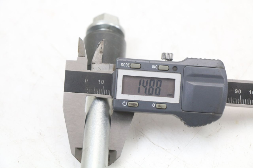 photo de EJE RUEDA DELANTERO ARCHIVE CAFE RACER 4T 50 (2019 - 2024) - Otra perspectiva