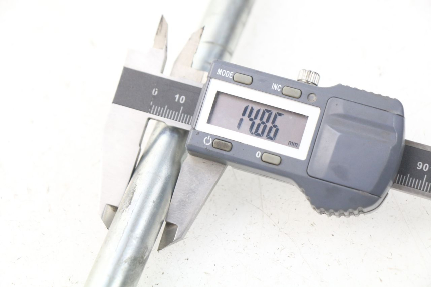 photo de EJE RUEDA DELANTERO PIAGGIO CARNABY 125 (2007 - 2011) - Primer plano técnico