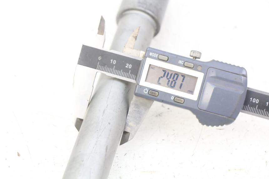 photo de EJE DE LA RUEDA DELANTERA HONDA CB R 1000 (2018 - 2023) - Zoom estado de uso