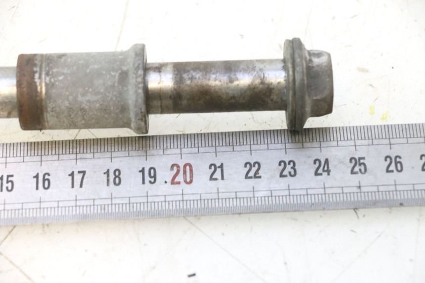 photo de EJE RUEDA DELANTERO HONDA CB TWO FIFTY 250 (1991 - 2002) - Primer plano técnico