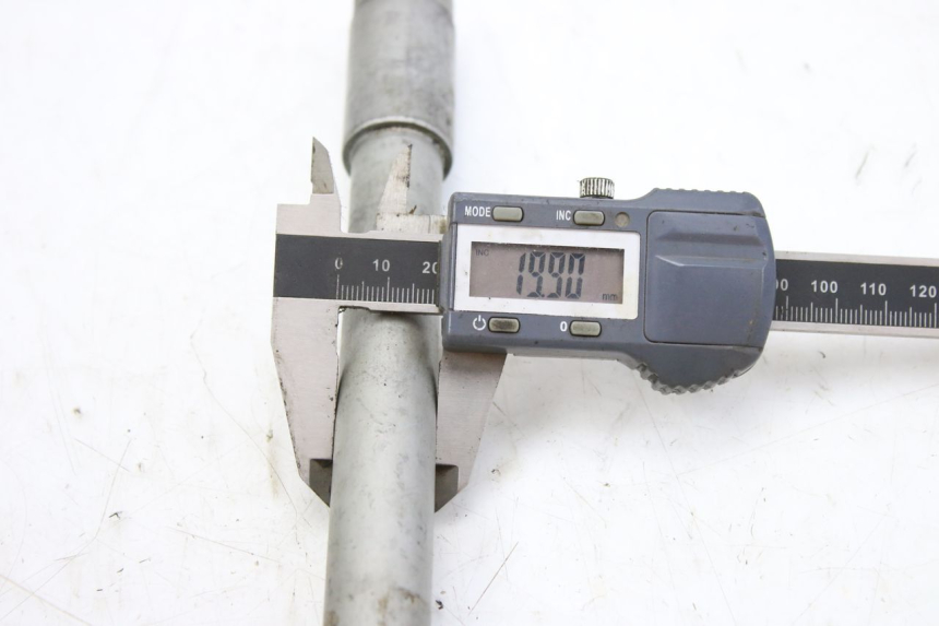 photo de EJE DE LA RUEDA DELANTERA HONDA CBF 500 (2004 - 2007) - Detalles de los puntos de fijación