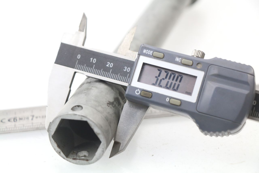 photo de EJE RUEDA DELANTERO HONDA CBR 929 RR FIREBLADE 900 (2000 - 2001) - Detalle de la pieza