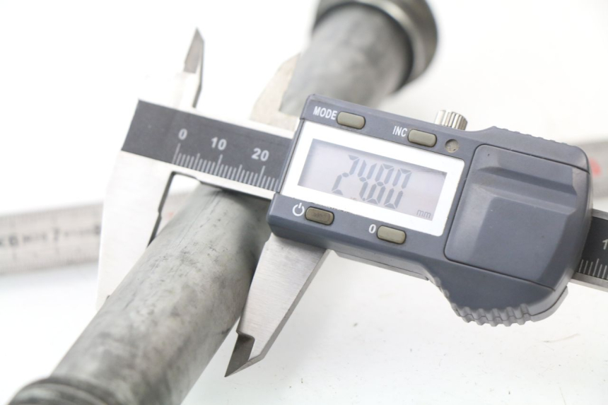 photo de EJE RUEDA DELANTERO HONDA CBR 929 RR FIREBLADE 900 (2000 - 2001) - Zoom estado de uso