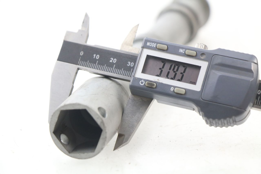 photo de EJE RUEDA DELANTERO HONDA CBR RR FIREBLADE 1000 (2006 - 2007) - Zoom estado de uso