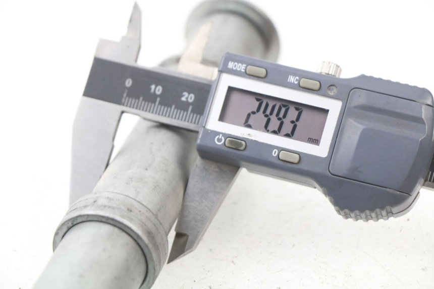 photo de EJE RUEDA DELANTERO HONDA CBR RR FIREBLADE 1000 (2006 - 2007) - Otra perspectiva