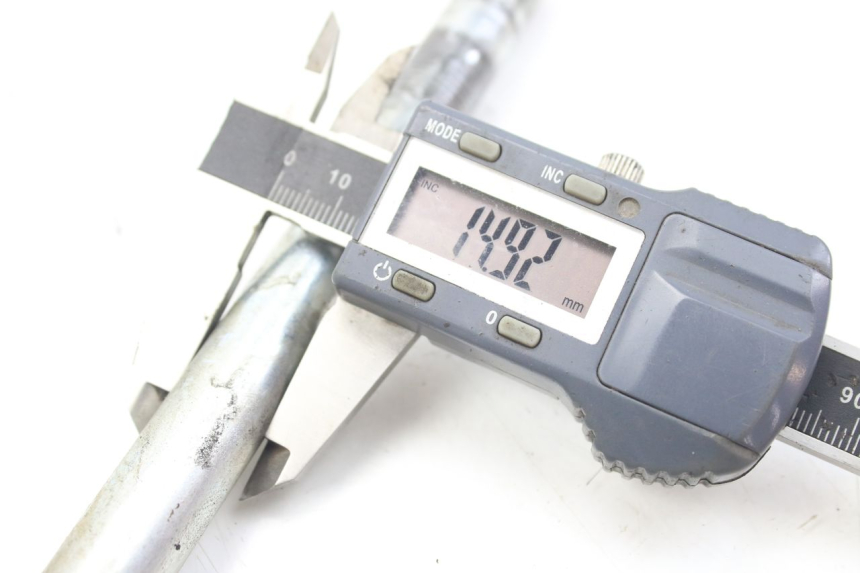 photo de EJE DE LA RUEDA DELANTERA SYM CITYCOM CITY COM 125 (2009 - 2014) - Zoom estado de uso